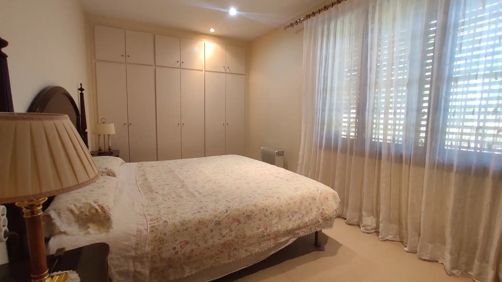 Schlafzimmer von Country house zum Verkauf in Roda de Berà mit Klimaanlage, Heizung und Privatgarten