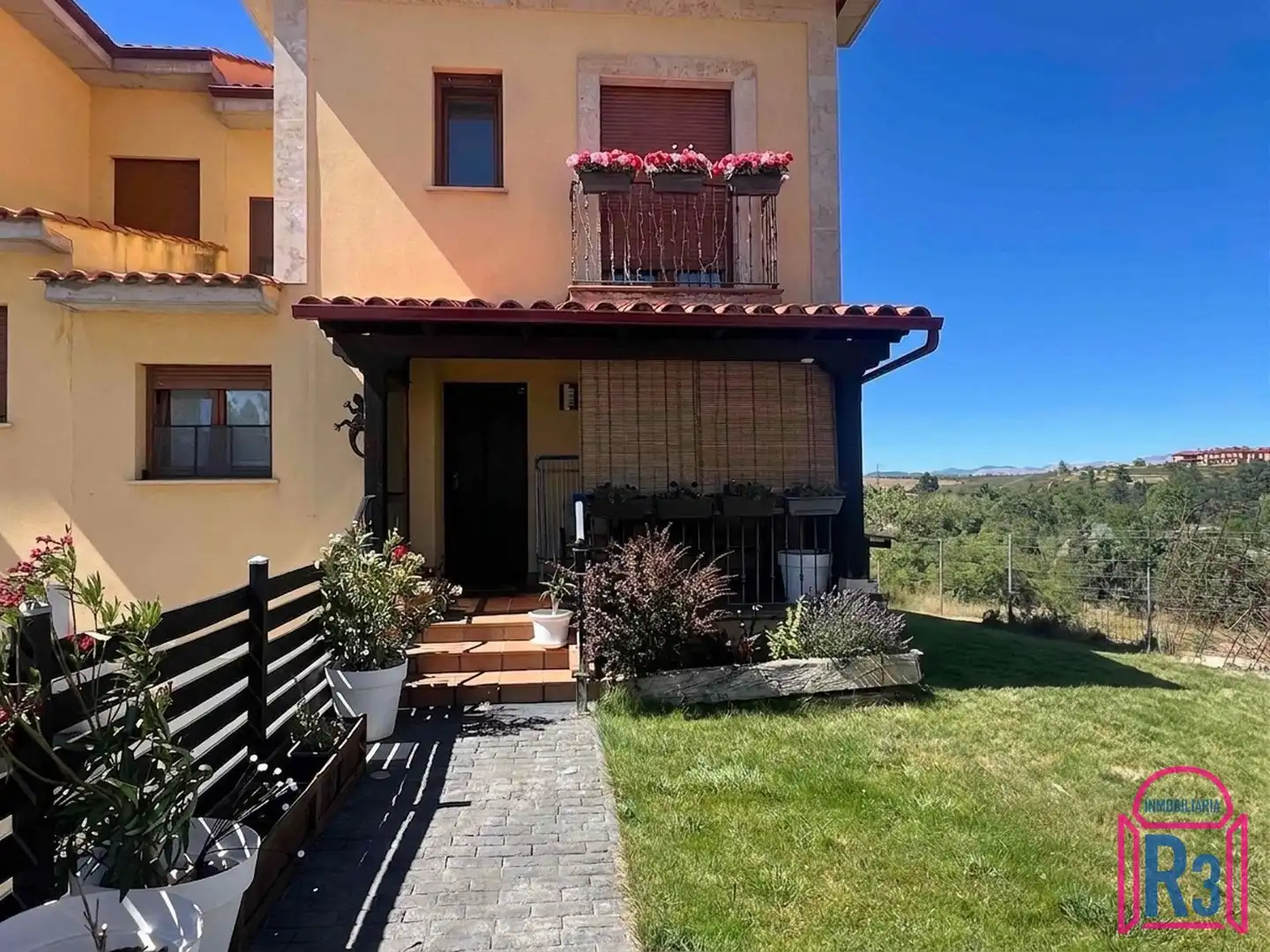 Vista exterior de Casa adosada en venta en Garrafe de Torío con Calefacción