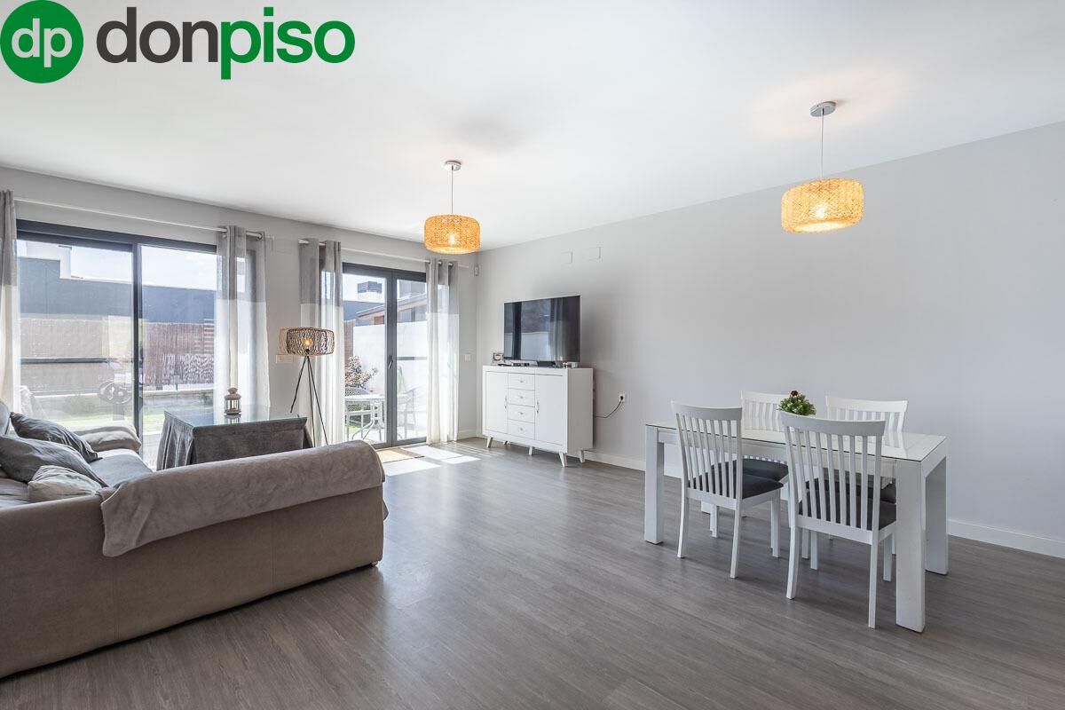 Wohnzimmer von Einfamilien-Reihenhaus zum Verkauf in  Granada Capital mit Privatgarten und Terrasse