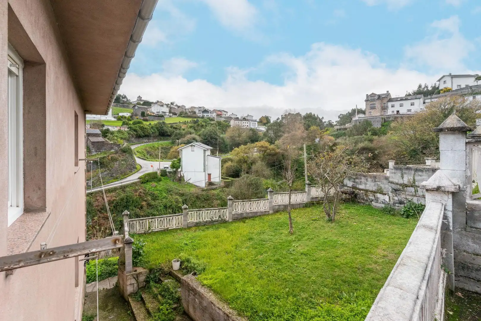 Vista exterior de Casa o xalet en venda en Coaña amb Calefacció, Jardí privat i Moblat