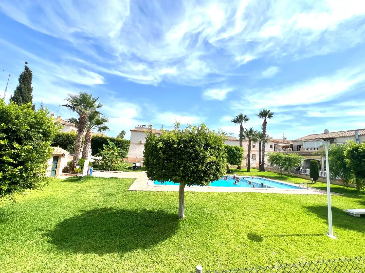 Schwimmbecken von Wohnungen zum Verkauf in Torrevieja mit Klimaanlage, Terrasse und Balkon