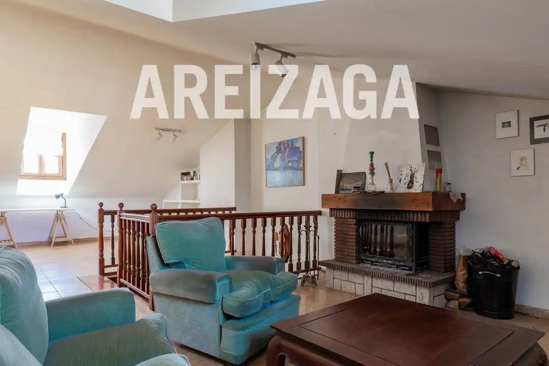 Sala d'estar de Casa o xalet en venda en Donostia - San Sebastián  amb Calefacció, Jardí privat i Terrassa