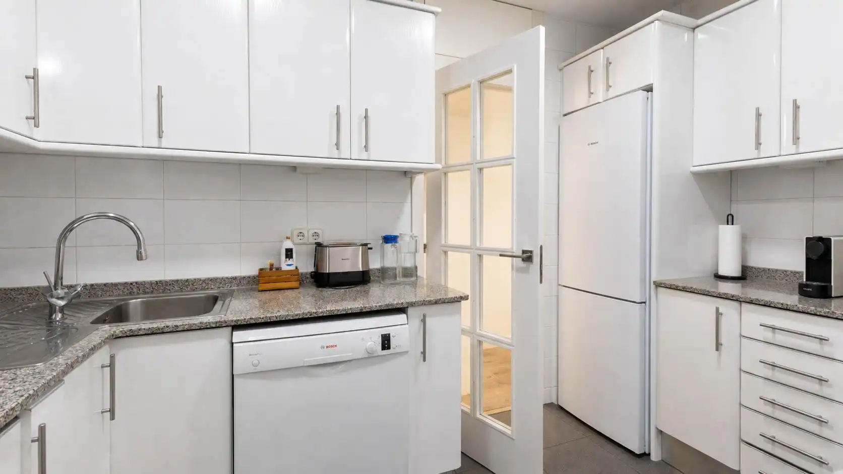 Küche von Wohnung zum Verkauf in Barcelona mit Klimaanlage, Heizung und Privatgarten