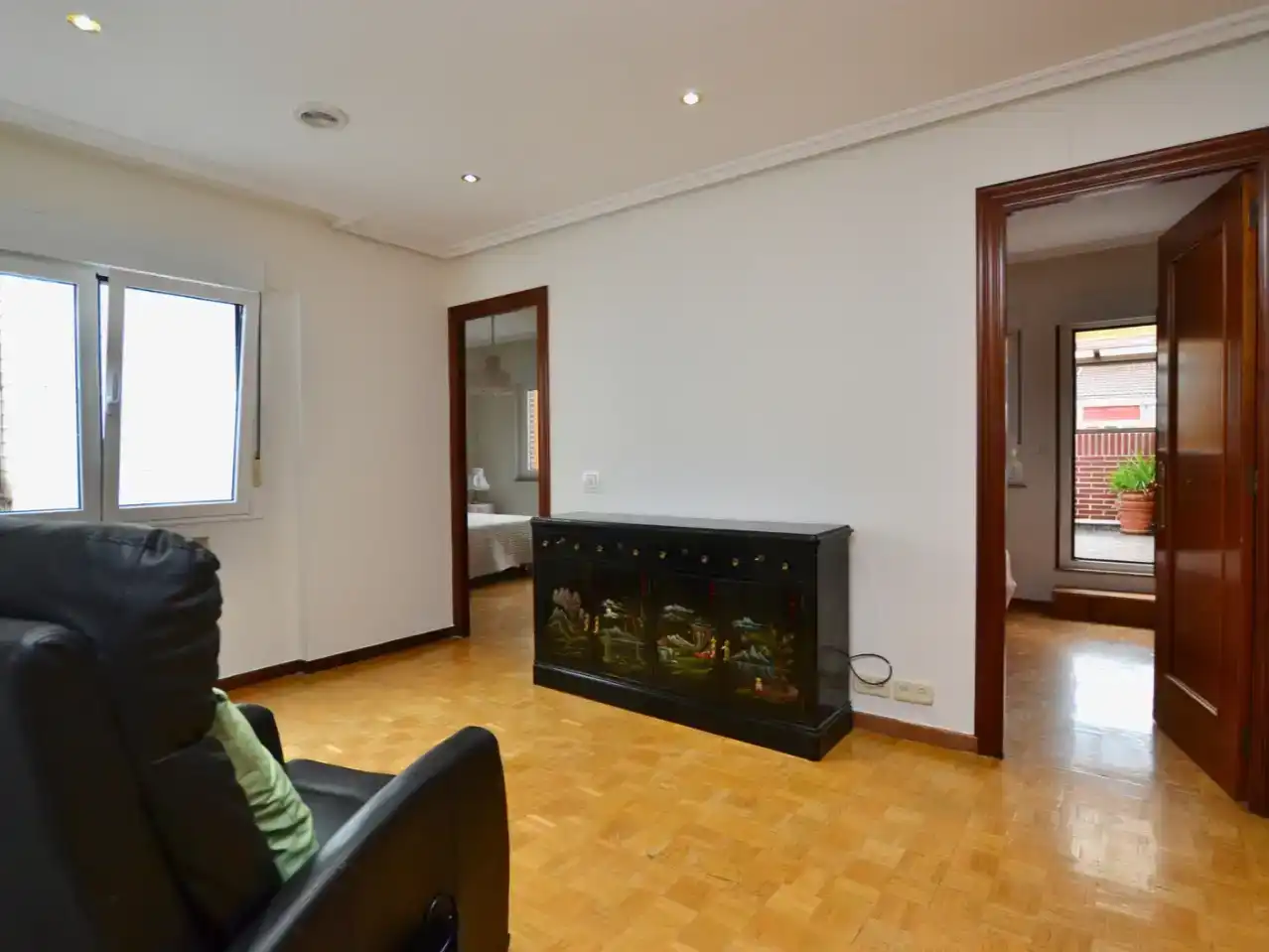 Sala d'estar de Àtic en venda en Oviedo  amb Parquet, Traster i Moblat