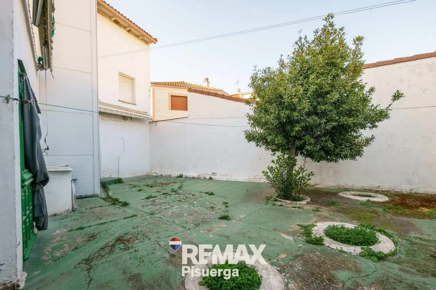 Vista exterior de Casa o xalet en venda en Venta de Baños amb Jardí privat, Terrassa i Traster