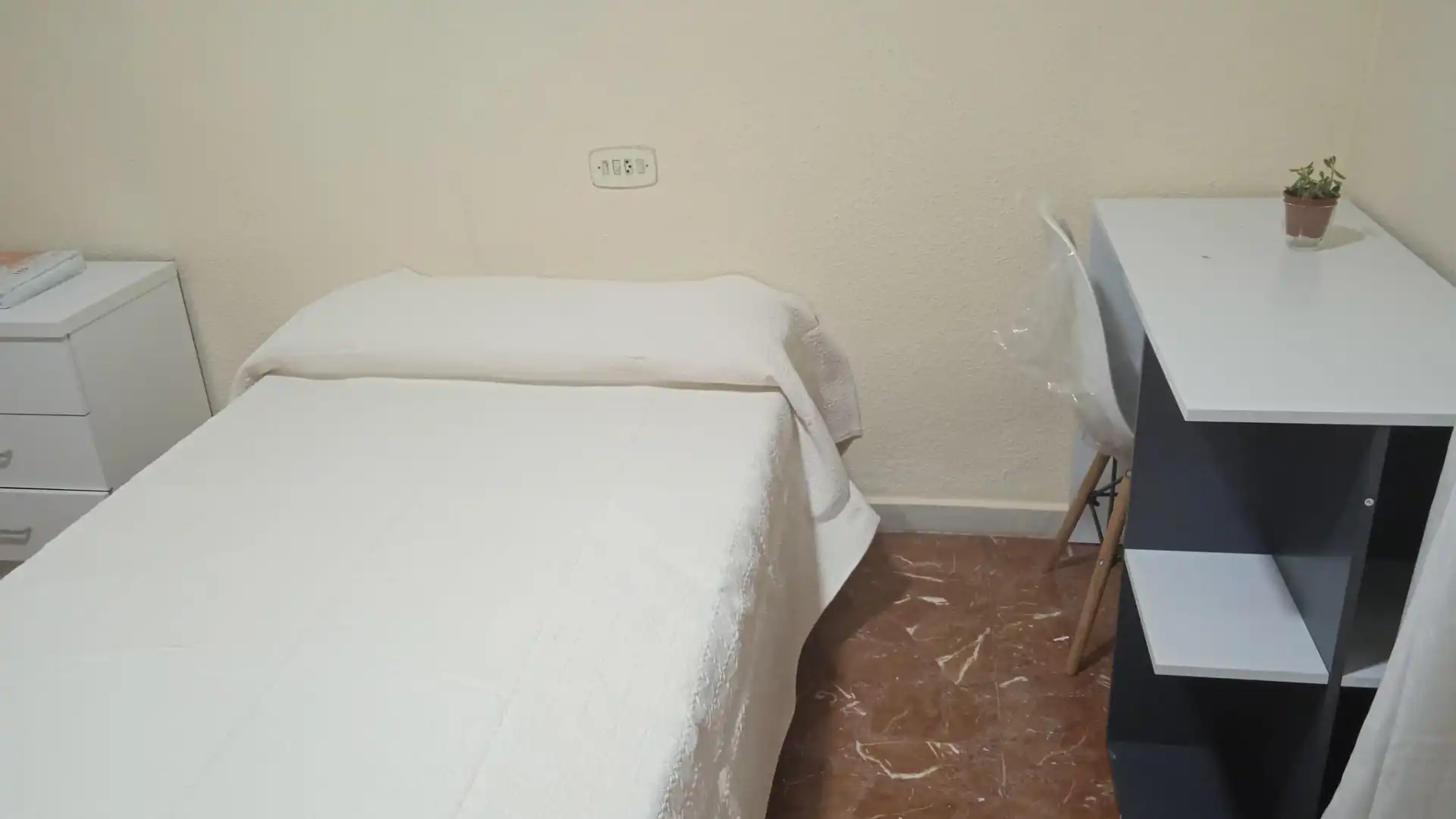 Schlafzimmer von Wohnung zur untervermieten in Salamanca mit Heizung, Parkett und Möbliert