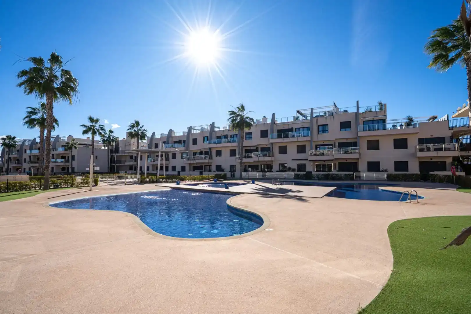 Vista exterior de Pis de lloguer en Pilar de la Horadada amb Aire condicionat, Jardí privat i Piscina