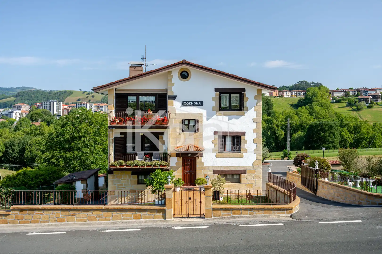 Vista exterior de Casa o xalet en venda en Lasarte-Oria amb Calefacció, Jardí privat i Parquet