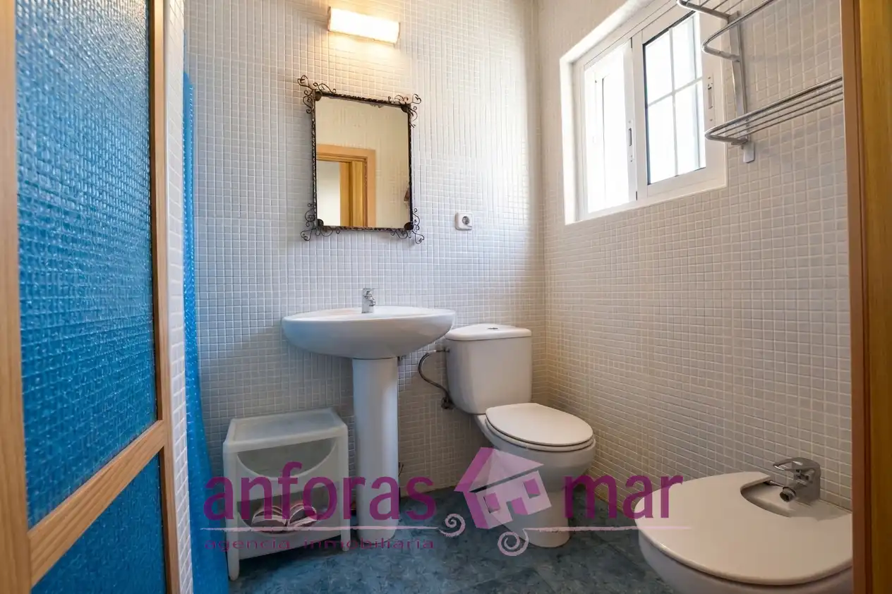 Bany de Casa o xalet en venda en Torredembarra amb Jardí privat, Terrassa i Piscina