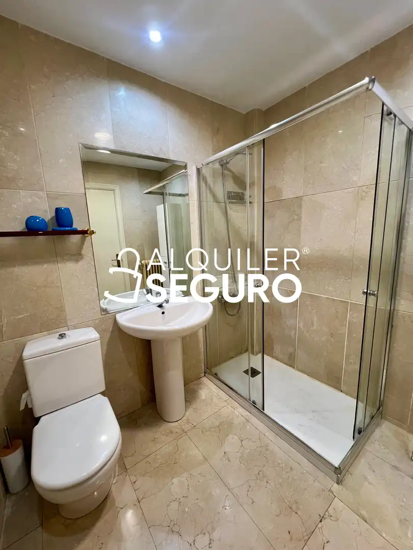Baño de Piso de alquiler en Madrid con Aire acondicionado, Calefacción y Amueblado