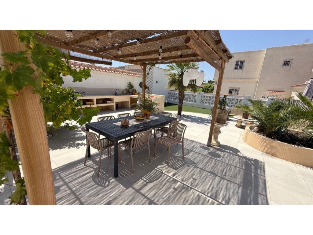 Terrassa de Casa o xalet en venda en Torrevieja amb Jardí privat