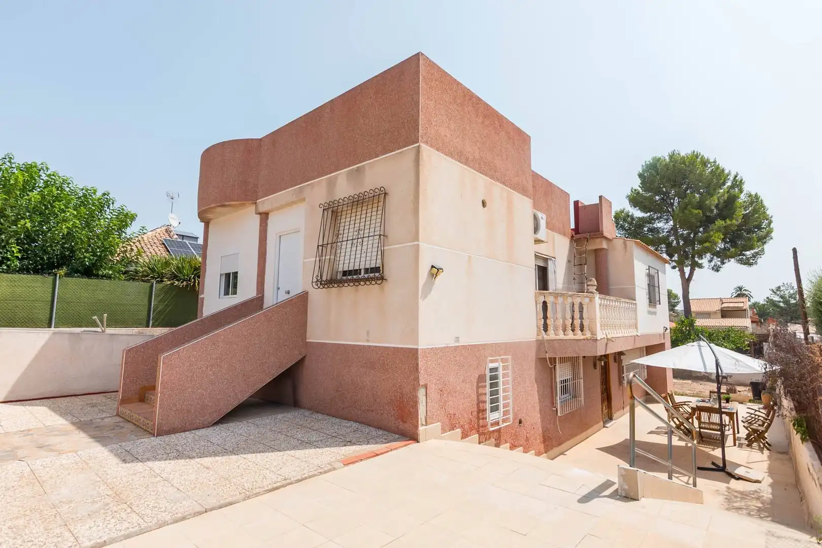 Außenansicht von Einfamilien-Reihenhaus zum Verkauf in Las Torres de Cotillas mit Klimaanlage, Privatgarten und Terrasse
