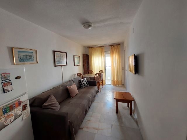 Sala d'estar de Apartament de lloguer en Benalmádena amb Aire condicionat, Moblat i Piscina comunitària