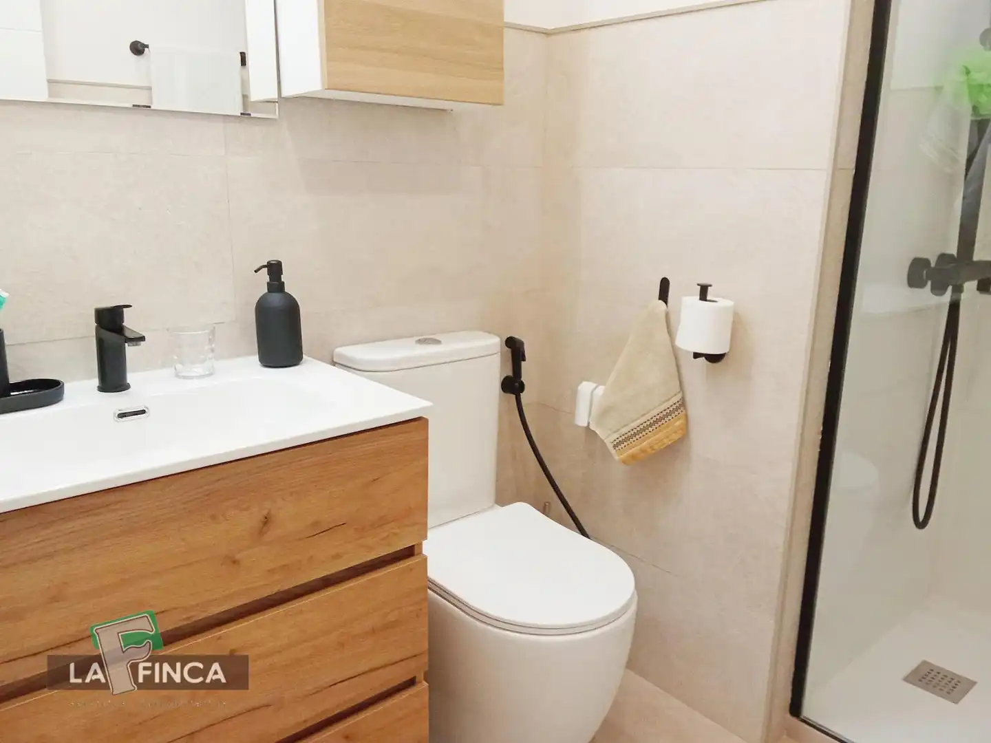 Baño de Piso en venta en Oviedo  con Calefacción y Terraza