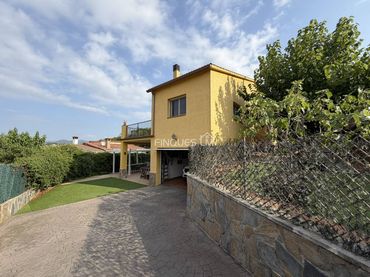 Casa con piscina en venta en Calle Pinsà