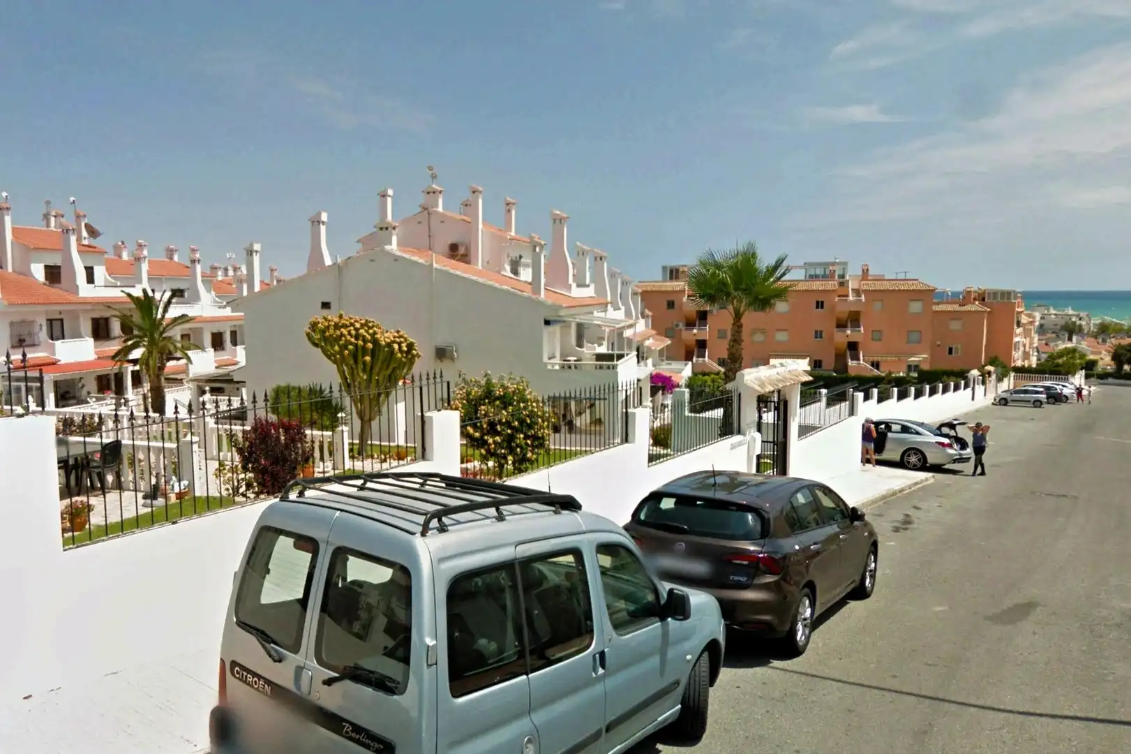 Außenansicht von Einfamilien-Reihenhaus zum Verkauf in Torrevieja mit Klimaanlage, Heizung und Terrasse