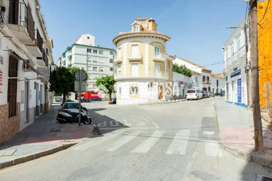 Außenansicht von Einfamilien-Reihenhaus zum Verkauf in Vélez-Málaga mit Terrasse und Balkon