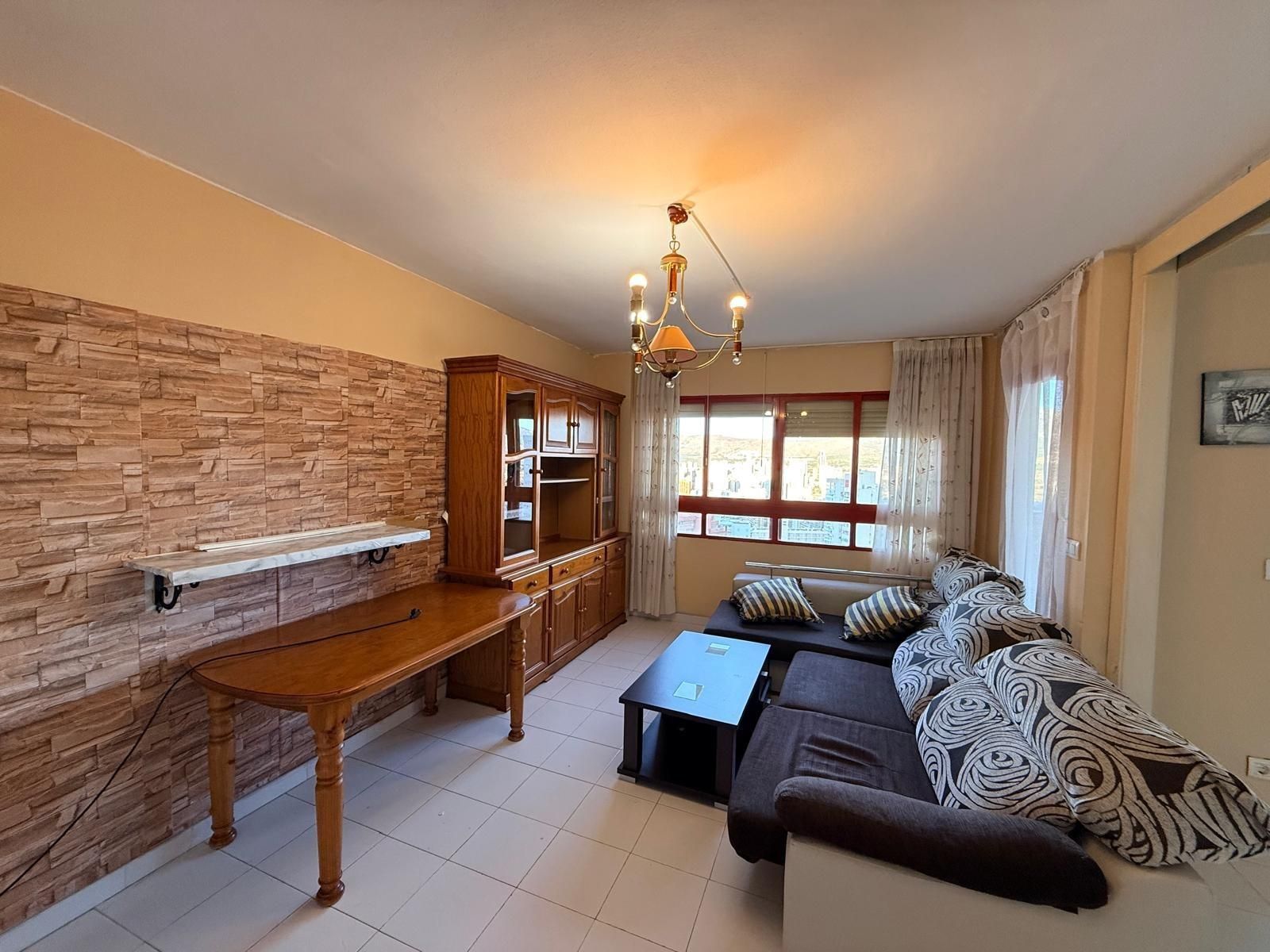 Sala d'estar de Apartament en venda en Benidorm amb Jardí privat, Terrassa i Moblat