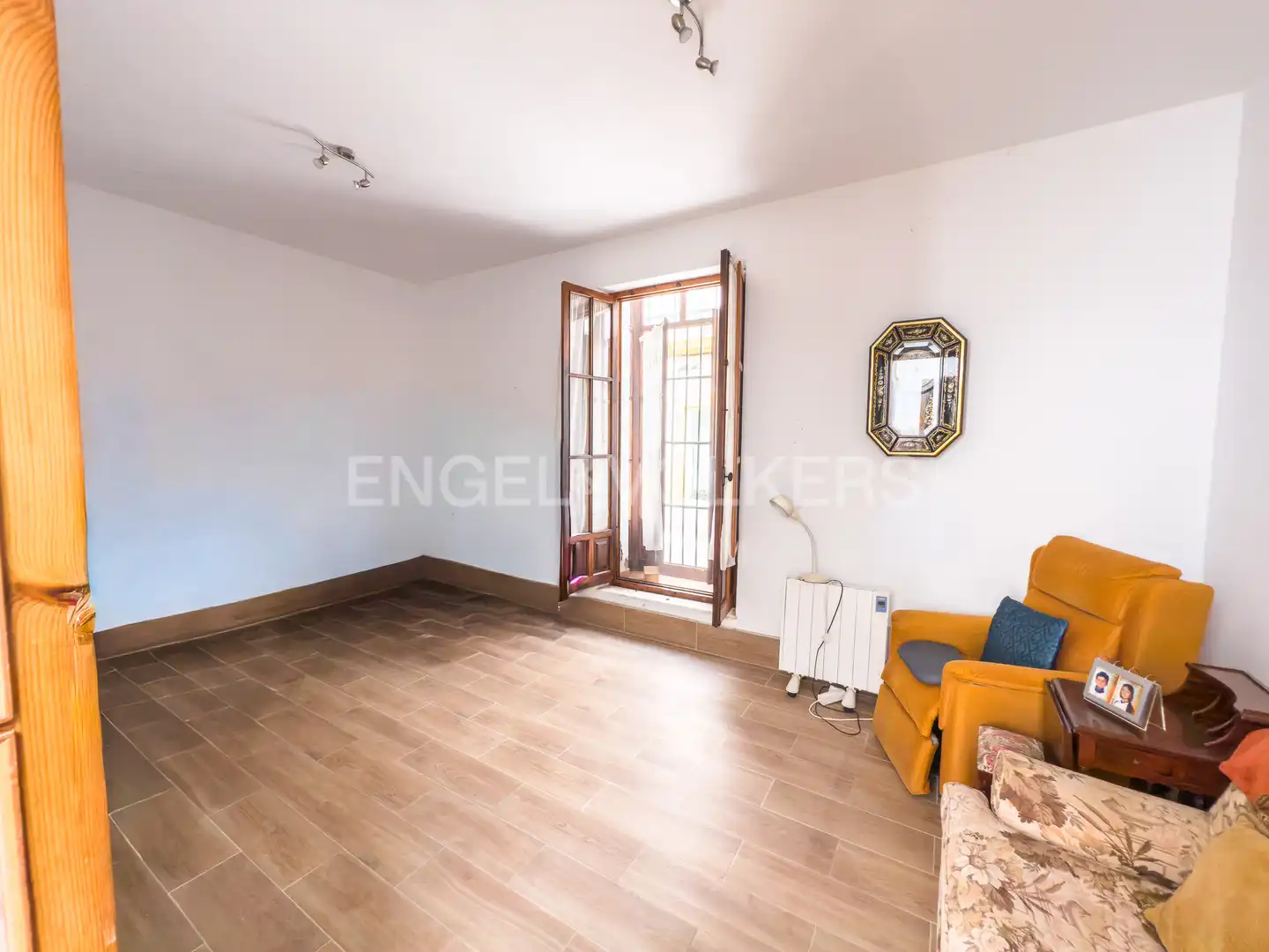 Sala d'estar de Casa adosada en venda en Puerto Real amb Calefacció