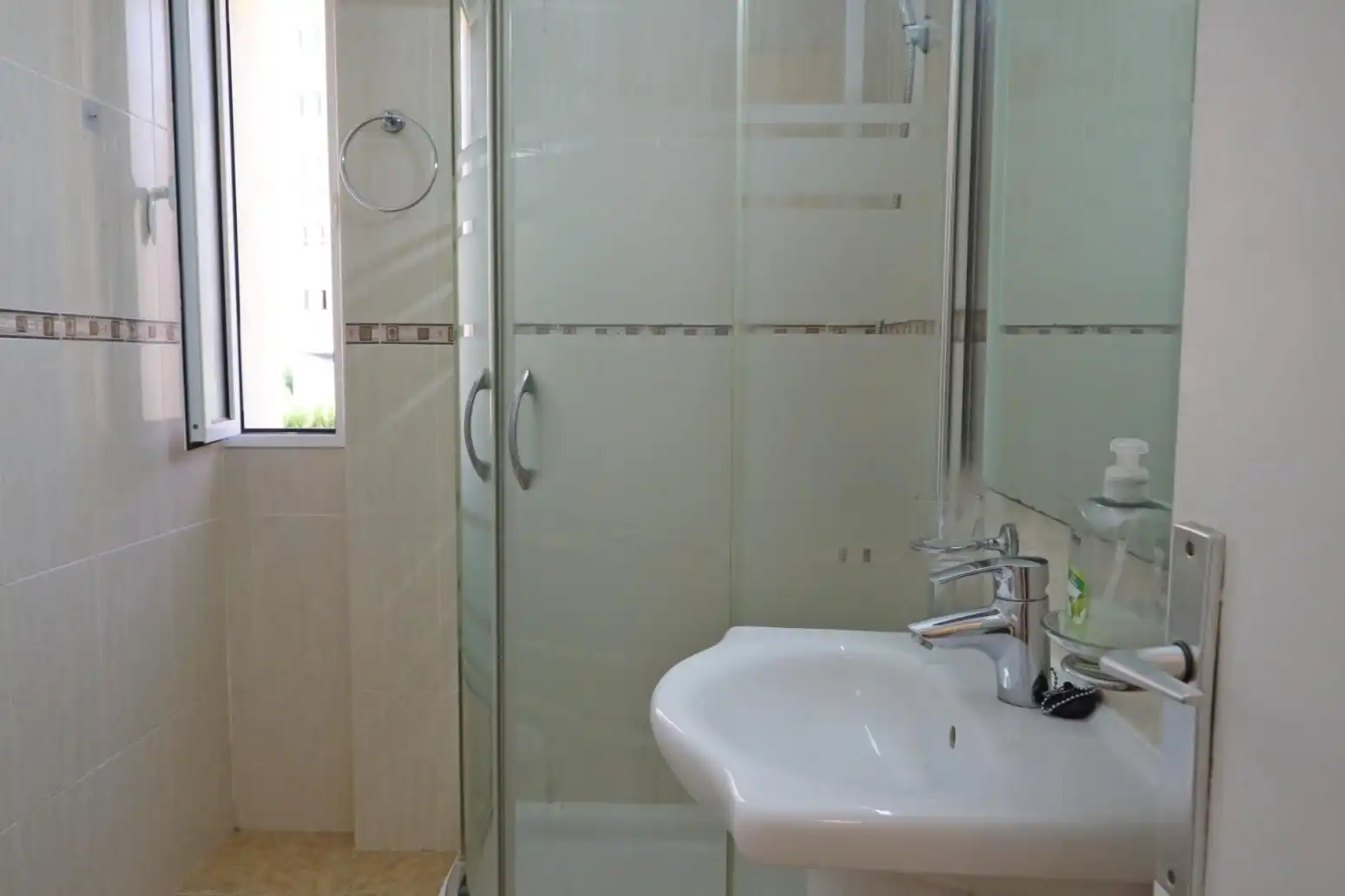 Baño de Piso en venta en Benalmádena con Jardín privado, Terraza y Amueblado