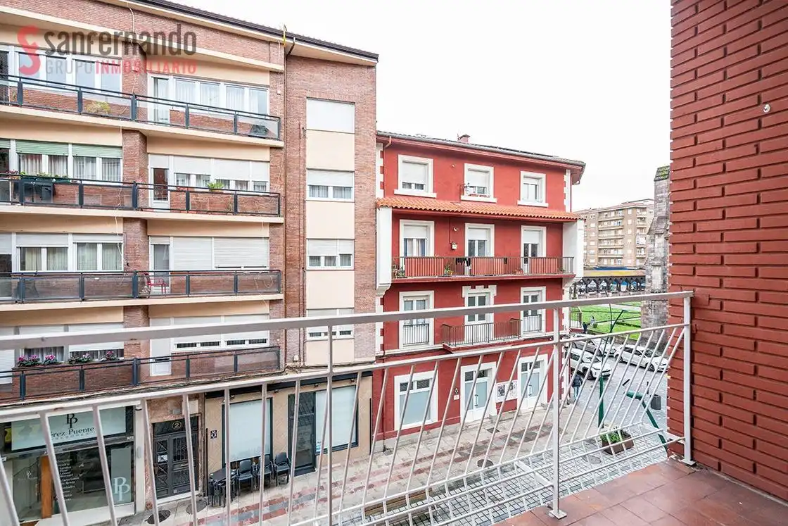 Vista exterior de Piso en venta en Torrelavega  con Parquet, Terraza y Amueblado