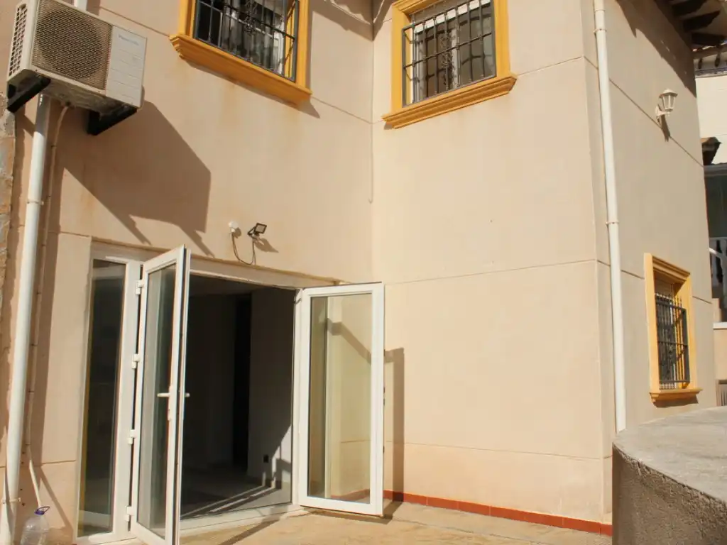 Vista exterior de Casa o chalet en venta en Orihuela con Aire acondicionado y Piscina
