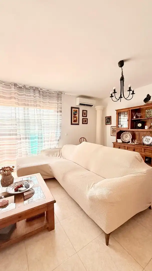 Sala d'estar de Casa adosada en venda en Calafell amb Aire condicionat, Calefacció i Jardí privat
