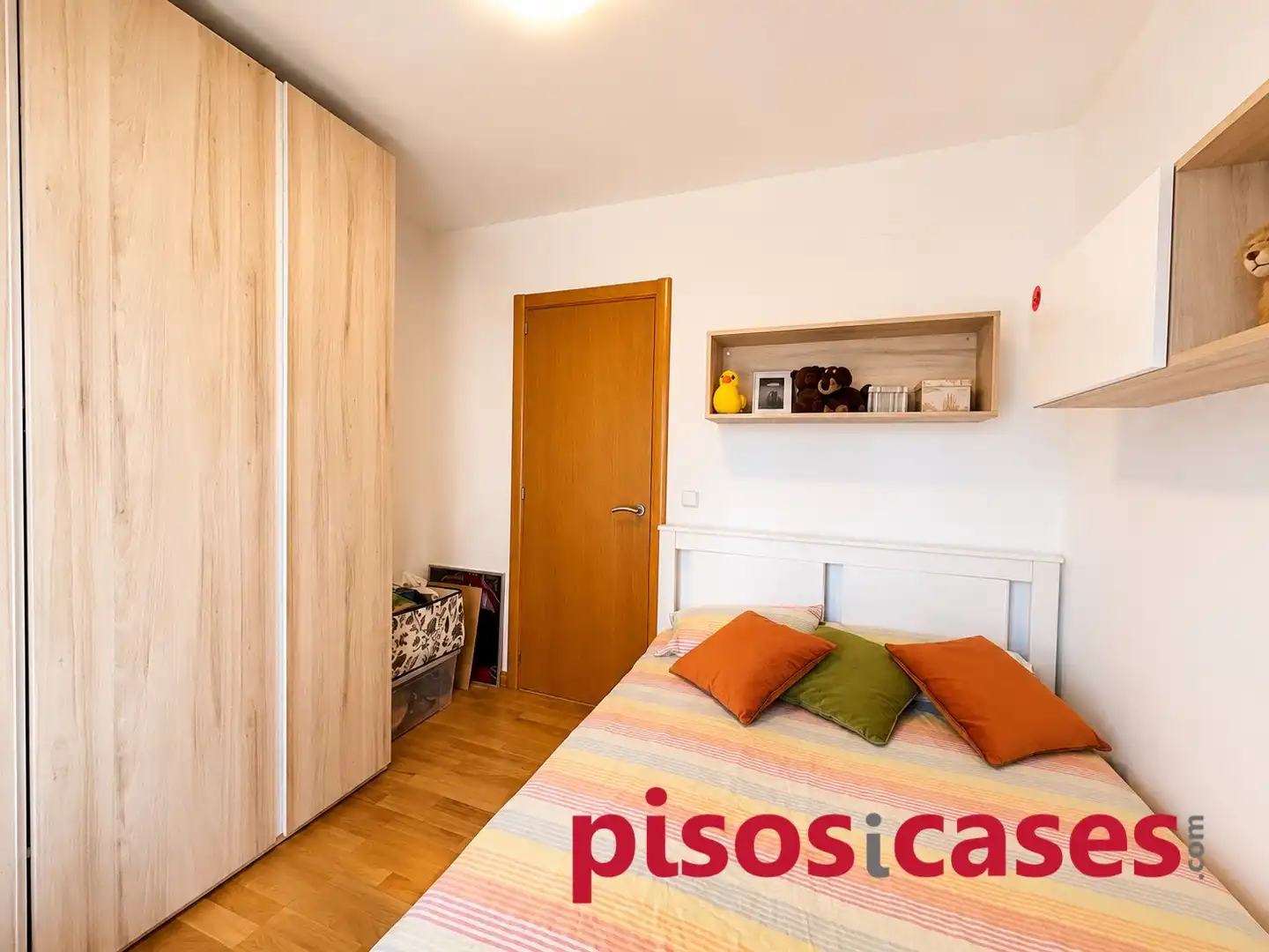 Dormitori de Pis en venda en Vic amb Calefacció, Parquet i Terrassa