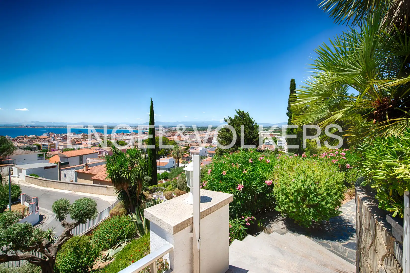 Vista exterior de Casa o xalet en venda en Roses amb Jardí privat, Terrassa i Piscina