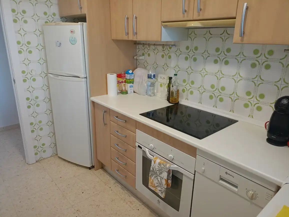 Cuina de Apartament de lloguer en Gandia amb Aire condicionat, Terrassa i Moblat