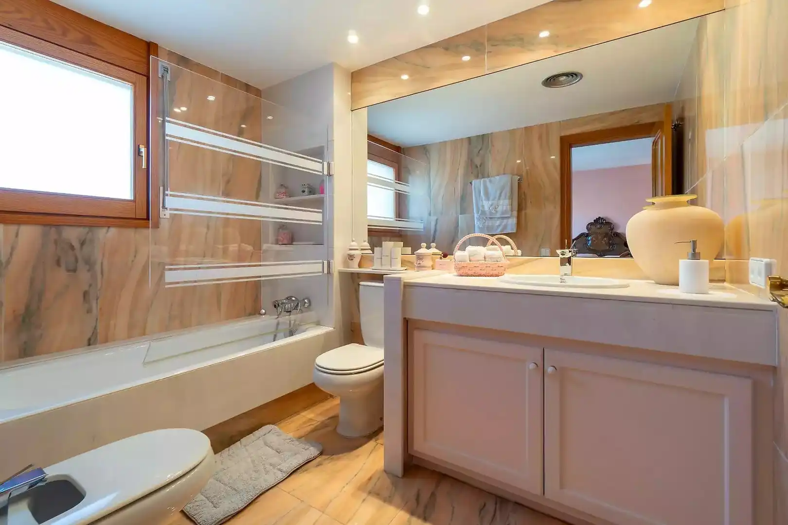 Bathroom of Houses for sale in Banyoles  with Swimming Pool and Furnished