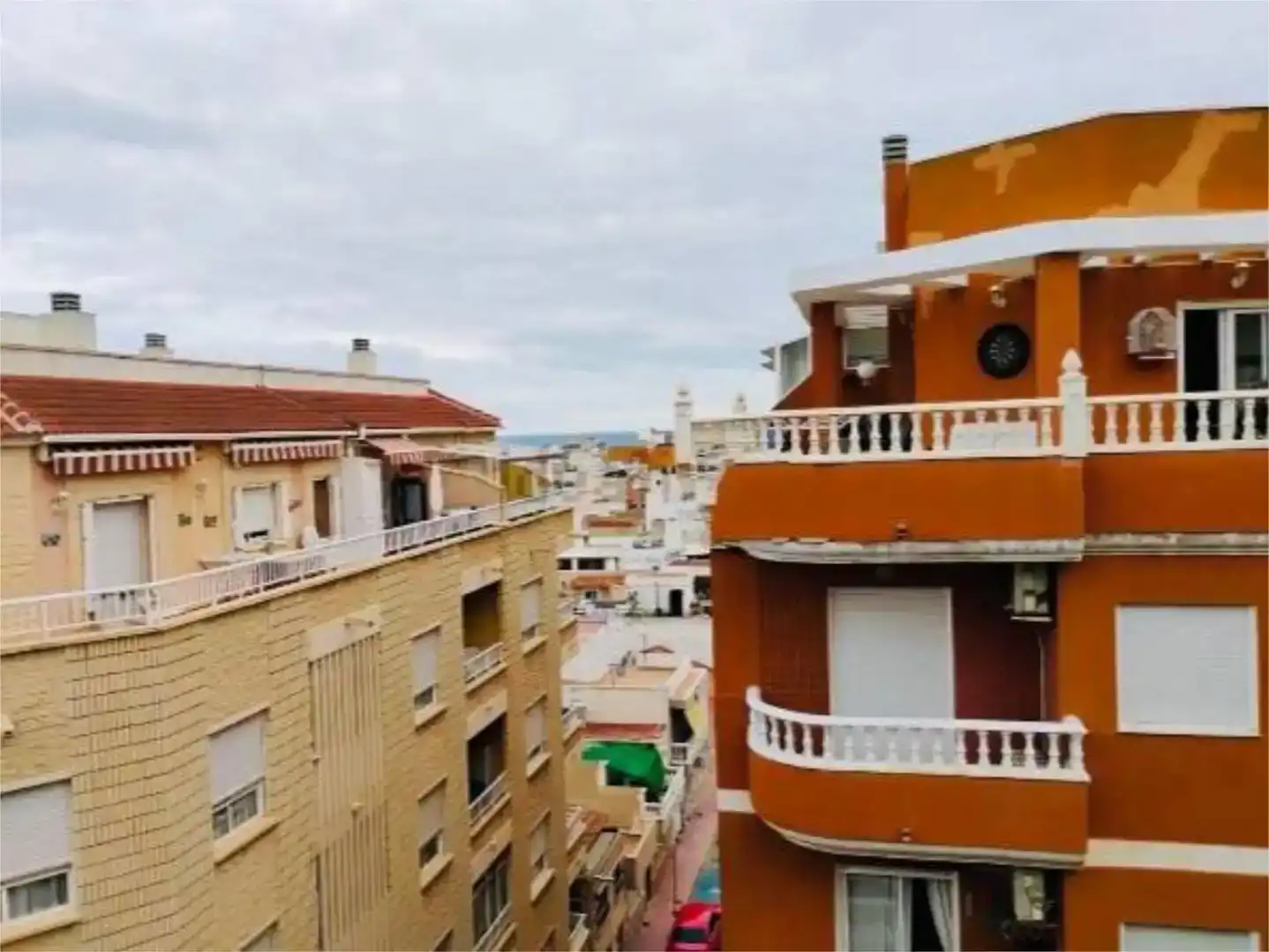 Außenansicht von Wohnungen zum Verkauf in Torrevieja mit Klimaanlage und Balkon