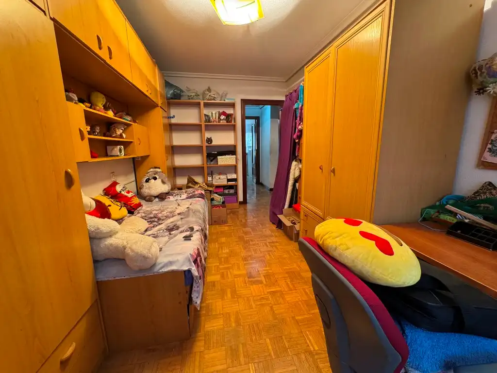 Dormitori de Pis en venda en Gijón  amb Calefacció, Parquet i Traster