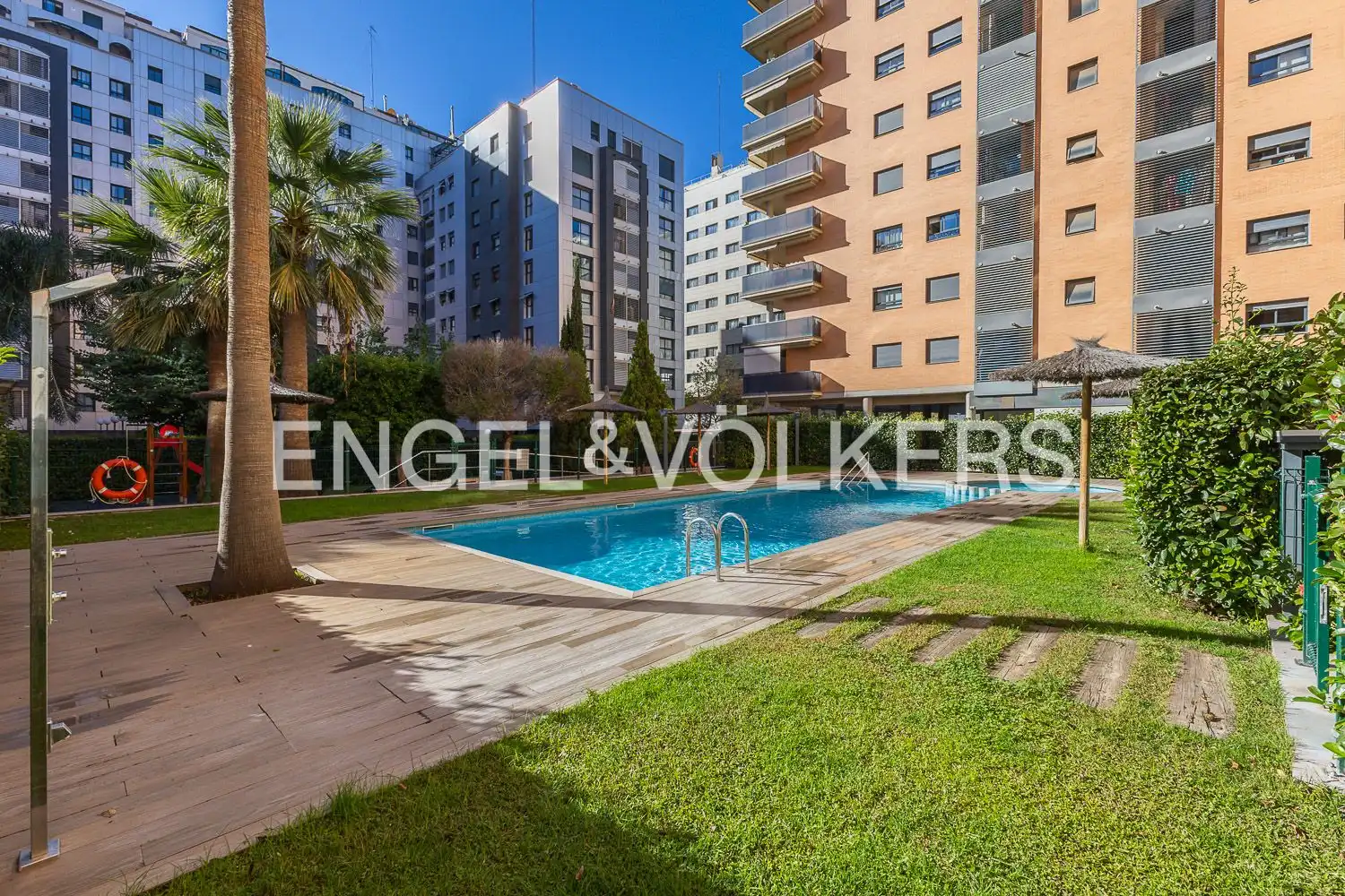 Schwimmbecken von Dachboden zur Miete in Valencia mit Klimaanlage, Heizung und Parkett