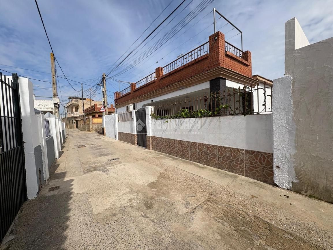 Exterior view of Single-family semi-detached for sale in Sanlúcar de Barrameda  with Air Conditioner and Storage room