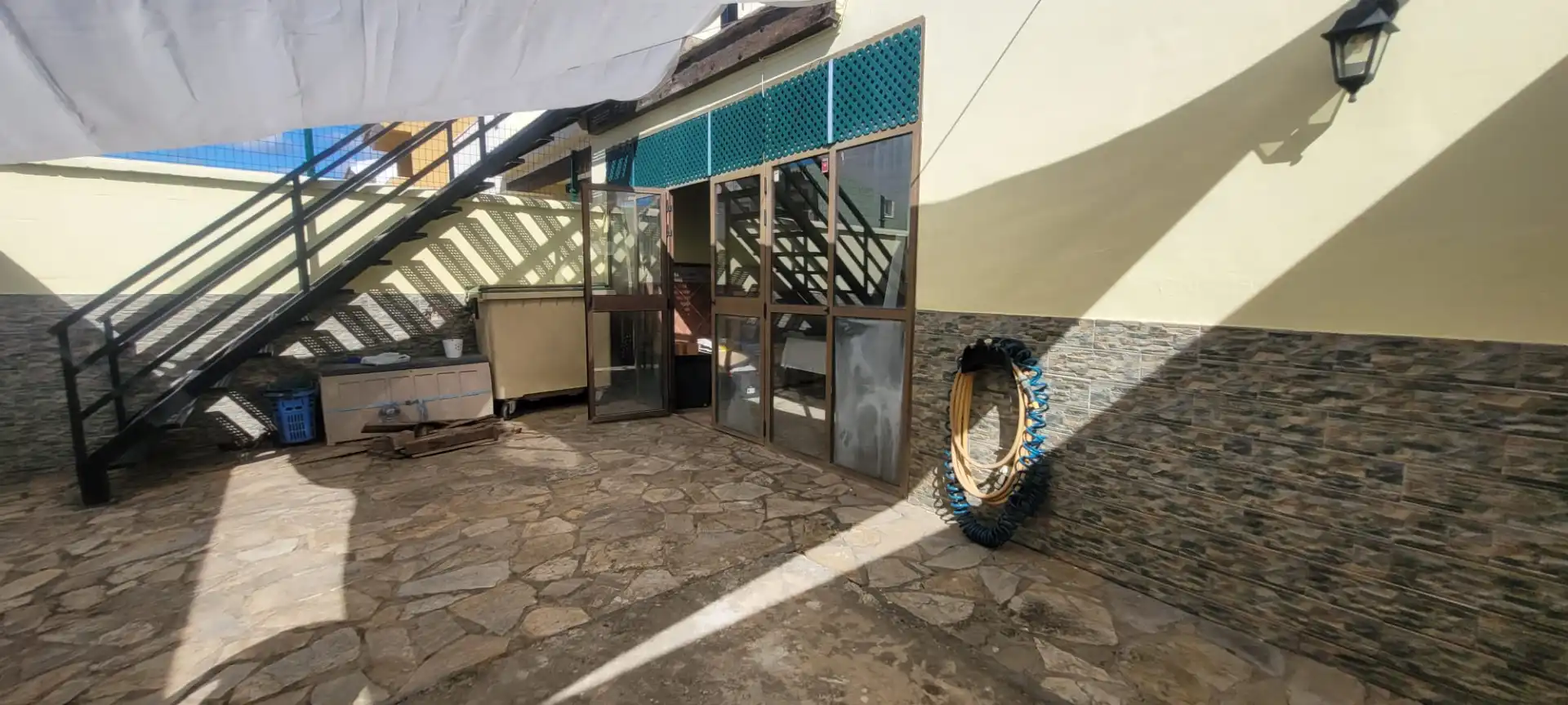 Vista exterior de Casa adosada en venda en Los Barrios amb Aire condicionat, Jardí privat i Terrassa