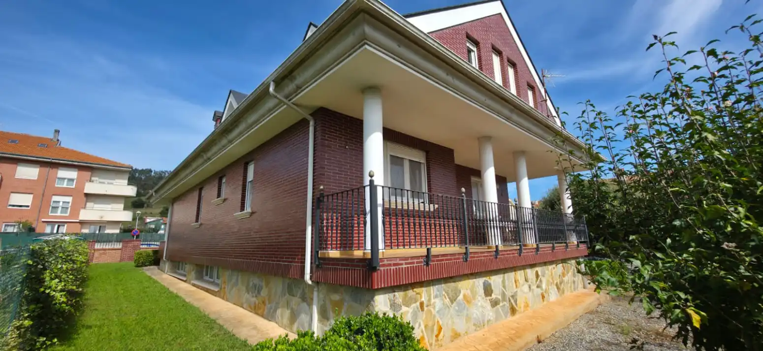 Vista exterior de Casa o xalet en venda en Piélagos amb Jardí privat i Parquet