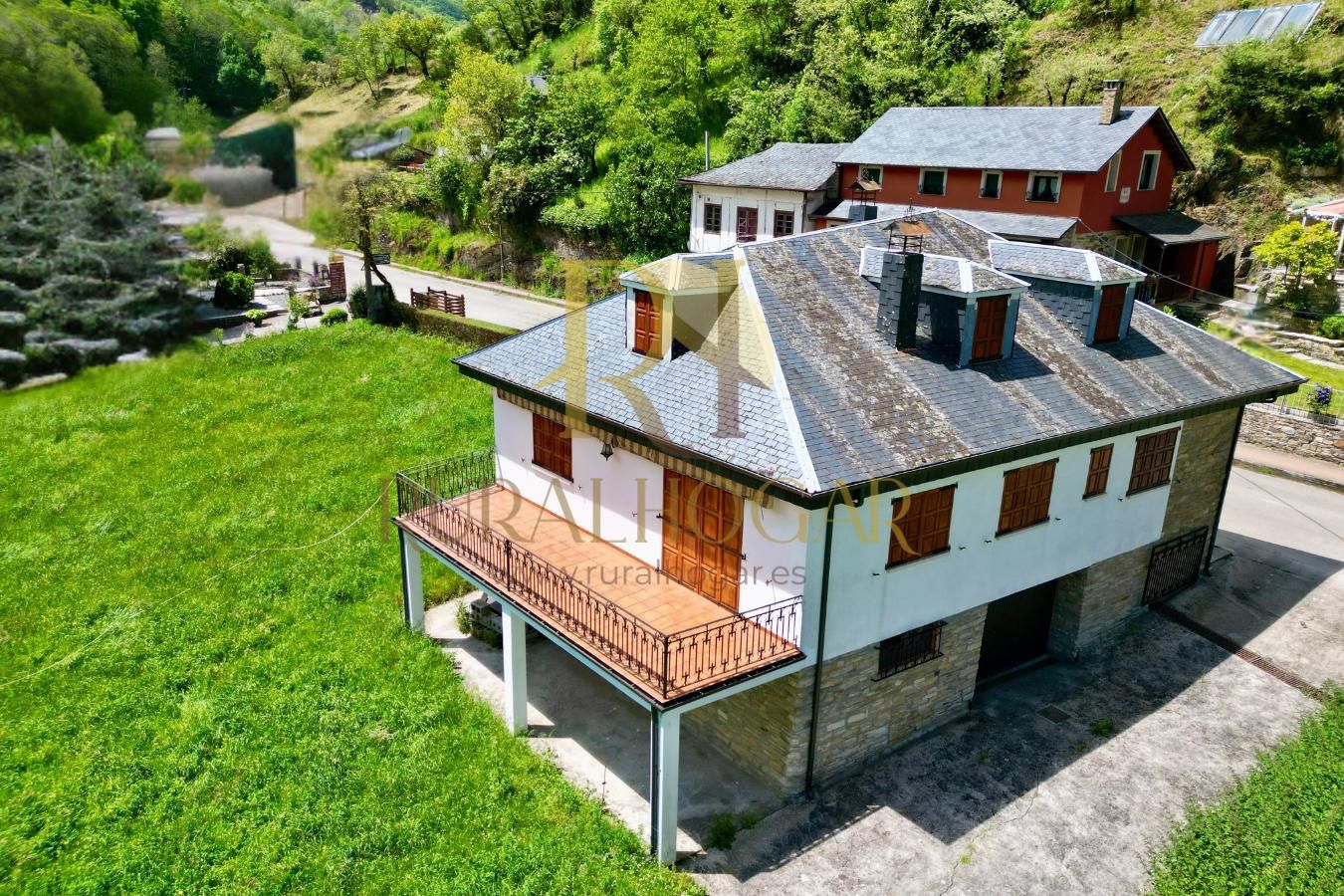Vista exterior de Casa o xalet en venda en Vega de Valcarce amb Jardí privat i Terrassa
