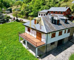 Vista exterior de Casa o xalet en venda en Vega de Valcarce amb Jardí privat i Terrassa