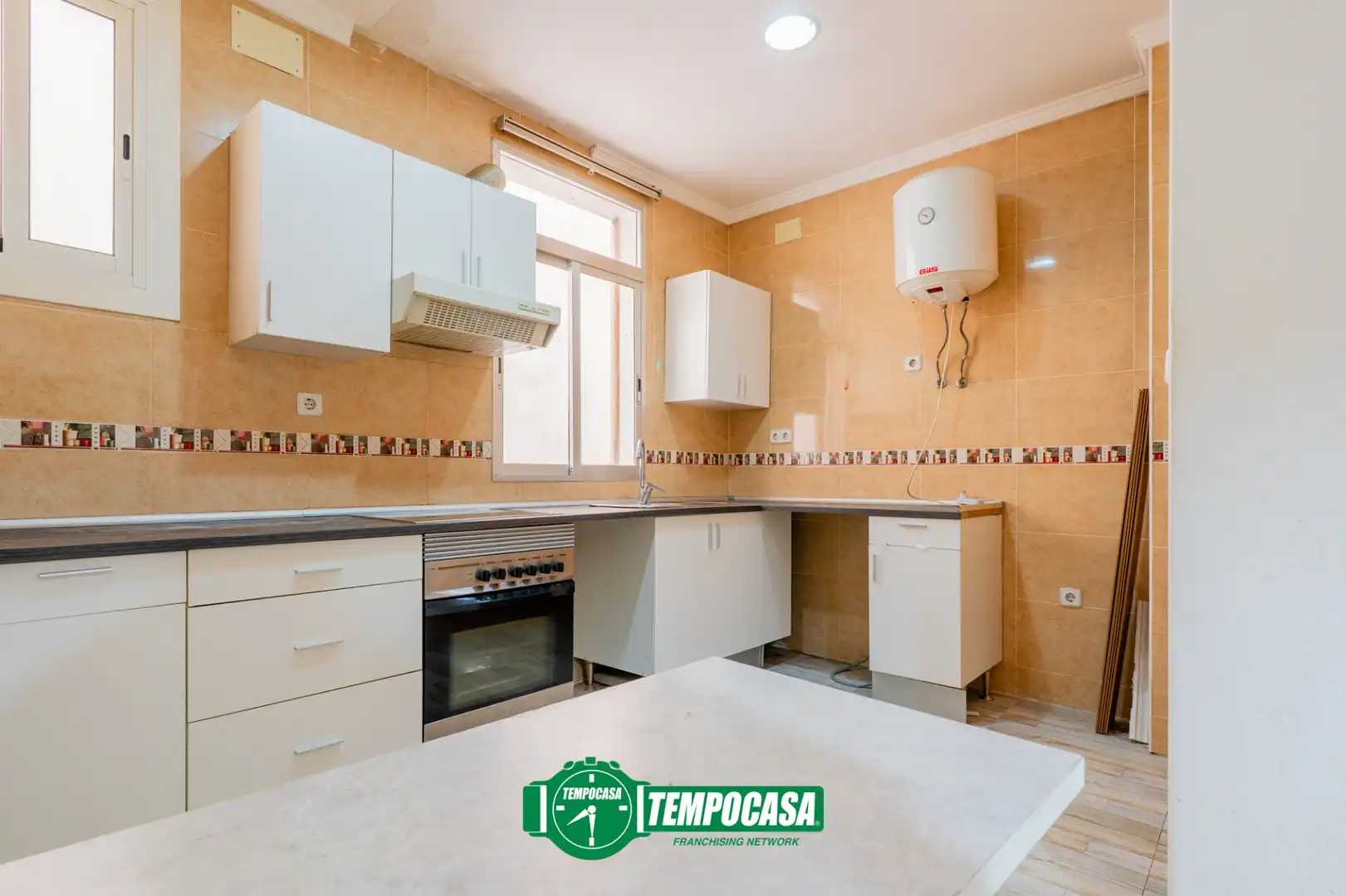 Kitchen of Flat for sale in Valencia  with Air Conditioner and Oven