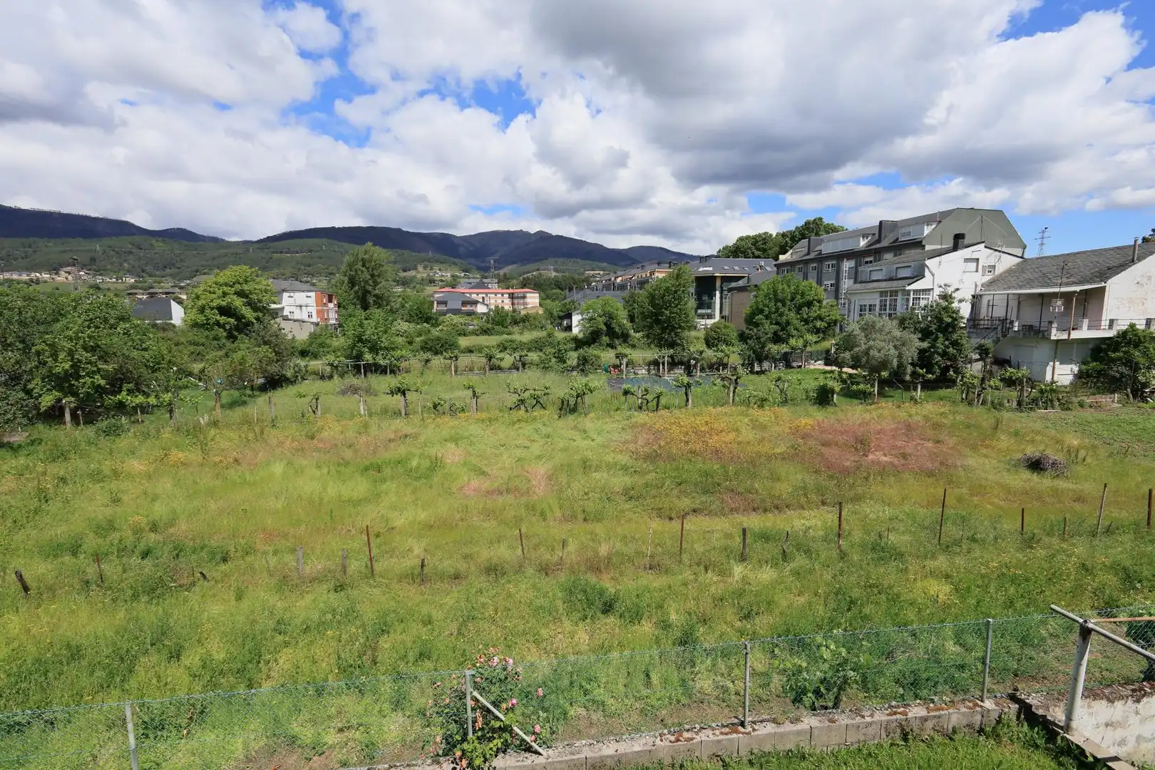 Casa adosada en venta en O Barco de Valdeorras   con Calefacción, Piscina y Balcón
