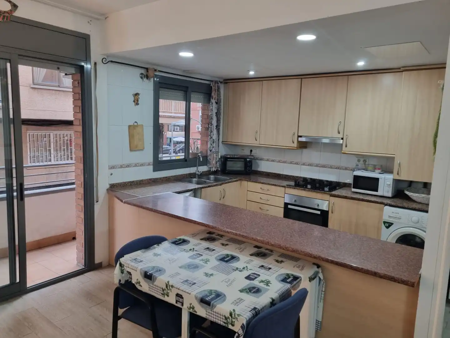 Küche von Wohnung zum Verkauf in Badalona mit Klimaanlage und Heizung