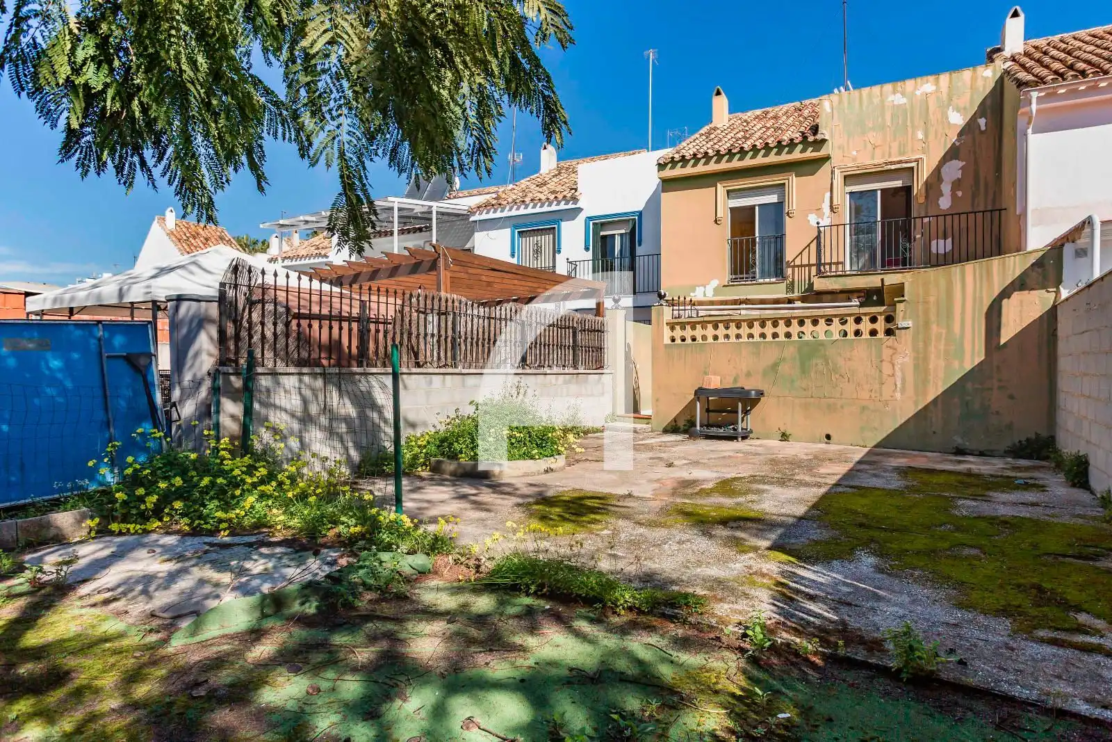 Außenansicht von Einfamilien-Reihenhaus zum Verkauf in Fuengirola mit Terrasse, Abstellraum und Schwimmbad