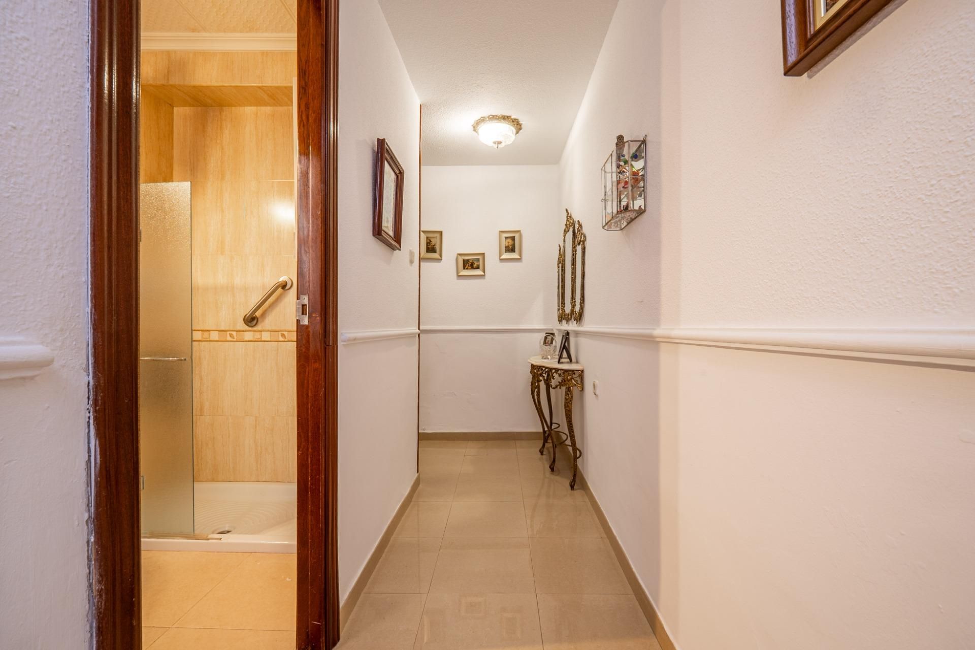 Flat for sale in  Granada Capital  with Air Conditioner, Private garden and Storage room