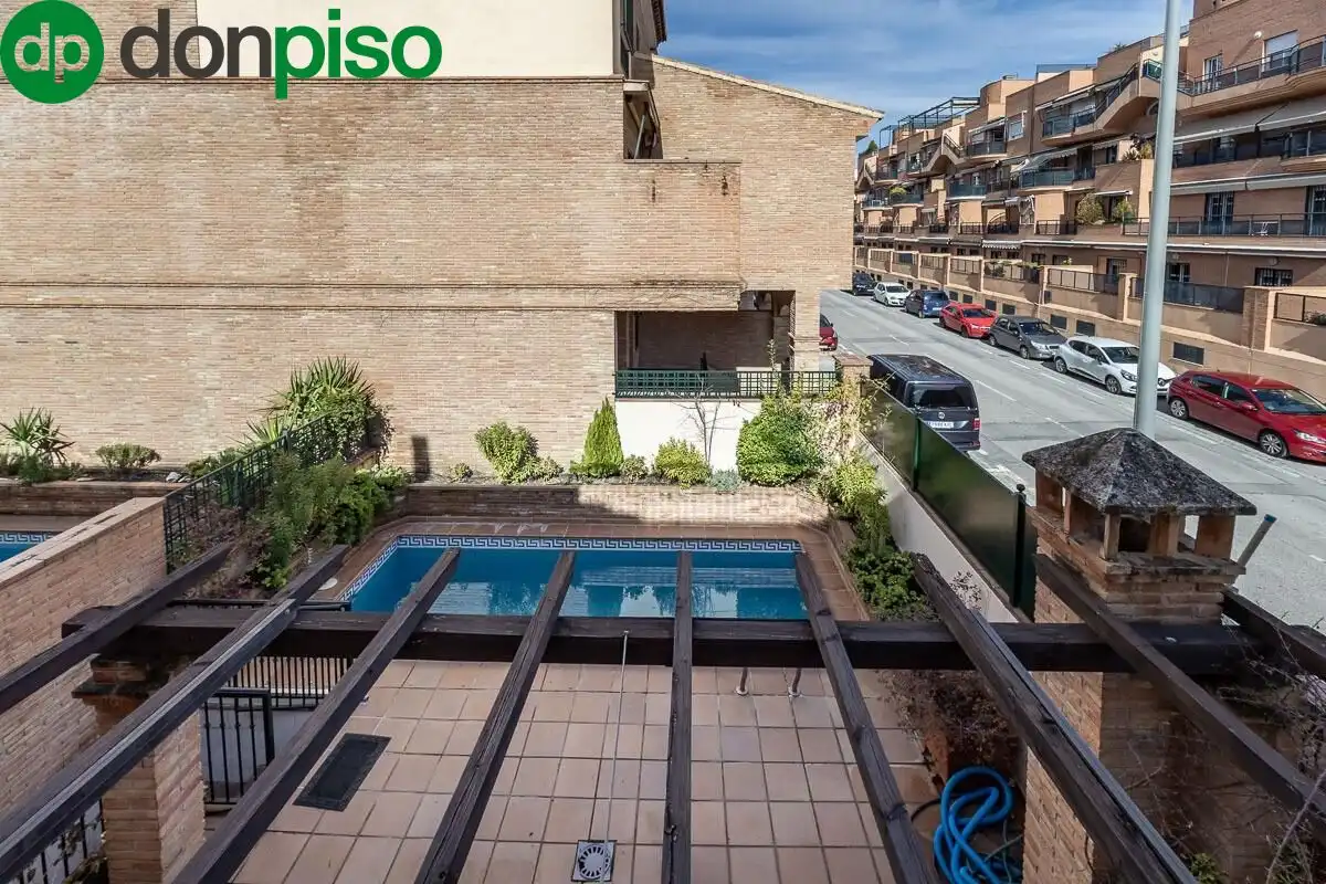 Piscina de Casa adosada en venta en Granada con Calefacción, Jardín privado y Terraza