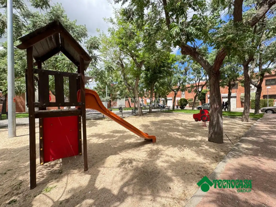 Parking de Casa adosada en venta en Torrijos con Aire acondicionado, Calefacción y Jardín privado