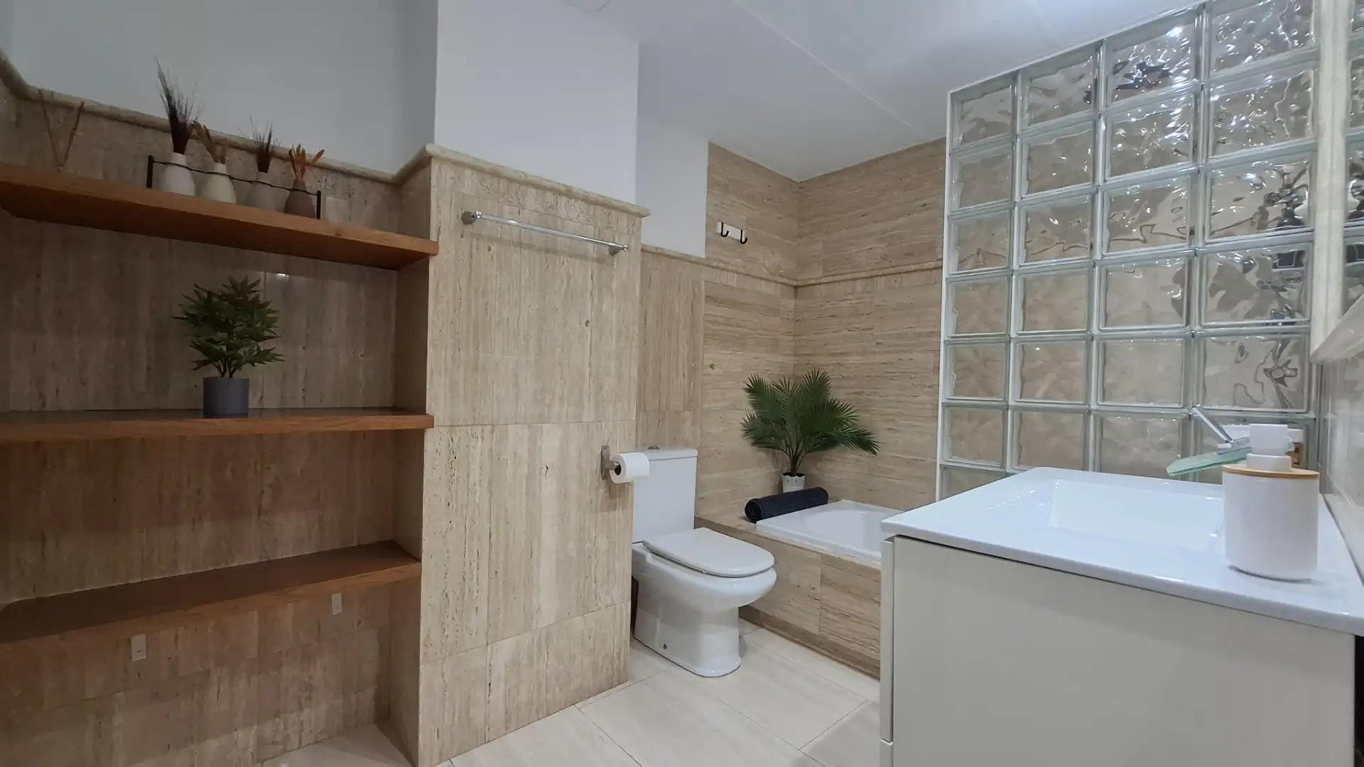 Baño de Piso de alquiler en Córdoba con Aire acondicionado, Calefacción y Amueblado