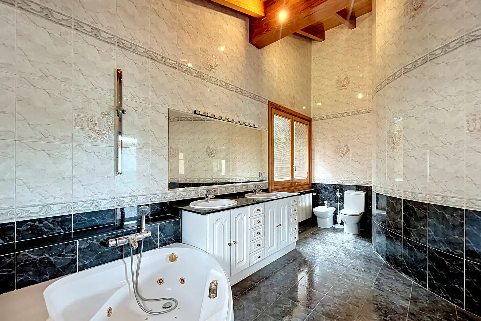 Badezimmer von Haus oder Chalet zur Miete in Escaldes – Engordany mit Heizung, Privatgarten und Parkett