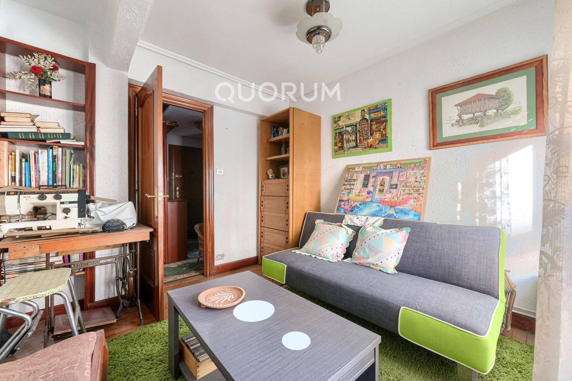 Sala de estar de Piso en venta en Basauri  con Calefacción, Terraza y Amueblado