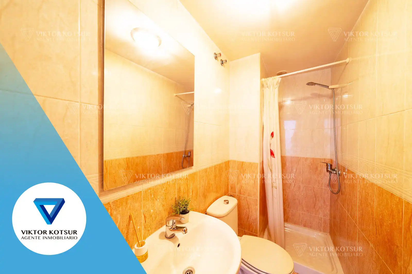 Baño de Piso en venta en Roquetas de Mar con Aire acondicionado, Terraza y Amueblado